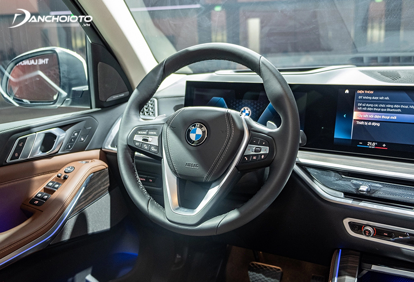 Vô lăng của BMW X5 LCI 2024 bọc da tích hợp đầy đủ phím chức năng