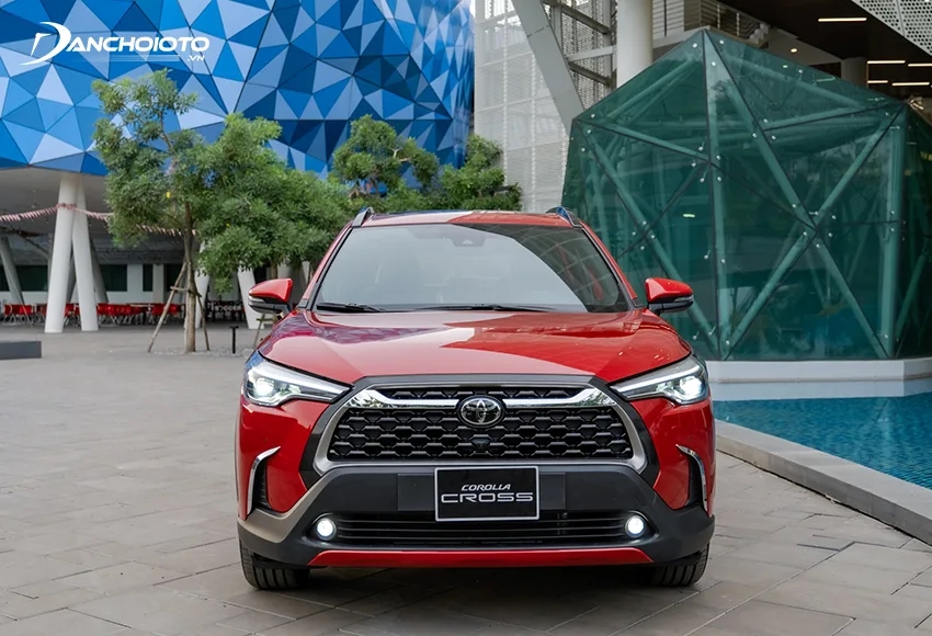 Đầu xe Toyota Corolla Cross 2023 thu hút với lưới tản nhiệt hình thang ngược cỡ lớn tạo hình 3D bắt mắt