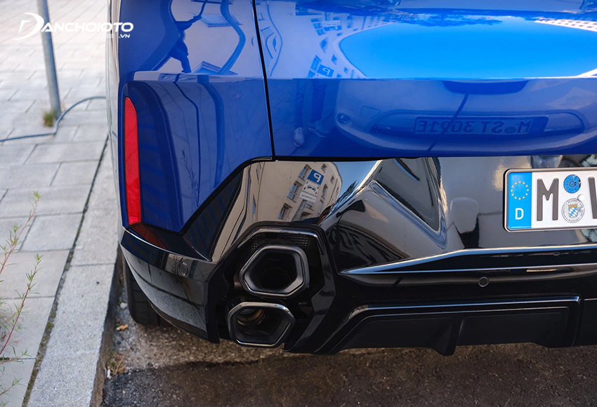 Cụm ống xả kép BMW XM 2024 hình lục giác xếp chồng lên nhau được đặt đối xứng tạo cảm giác mới lạ, thu hút