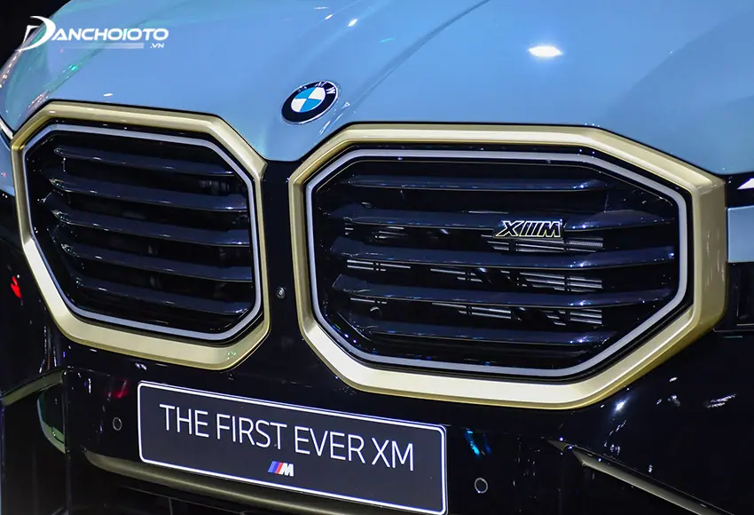Đầu xe BMW XM 2024 có kiểu dáng vuông vức, nhiều hình khối