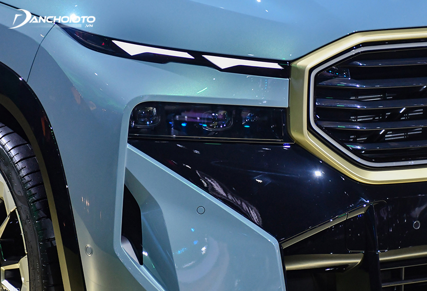 Hệ thống đèn trên xe BMW XM 2024 cũng rất đặc biệt