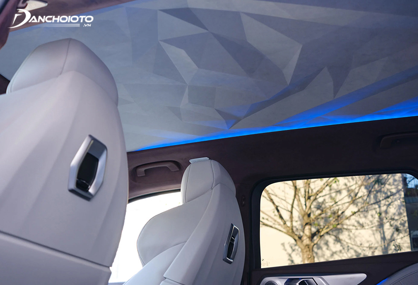 Trần xe trên BMW XM 2024 dạng vân khối kim cương tạo hình 3D