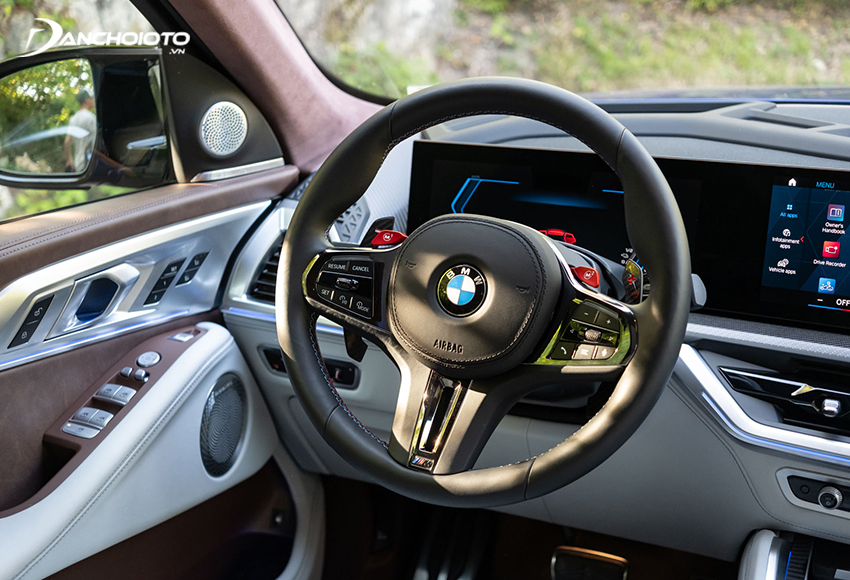 Vô lăng BMW XM 2024 kiểu 3 chấu M, bọc da, có lẫy chuyển số kim loại phía sau