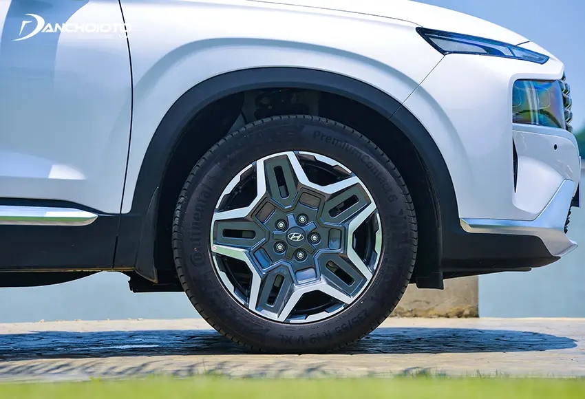 Hyundai SantaFe sử dụng bộ mâm 5 chấu, cỡ 19 inch kết hợp lốp 235/55R19