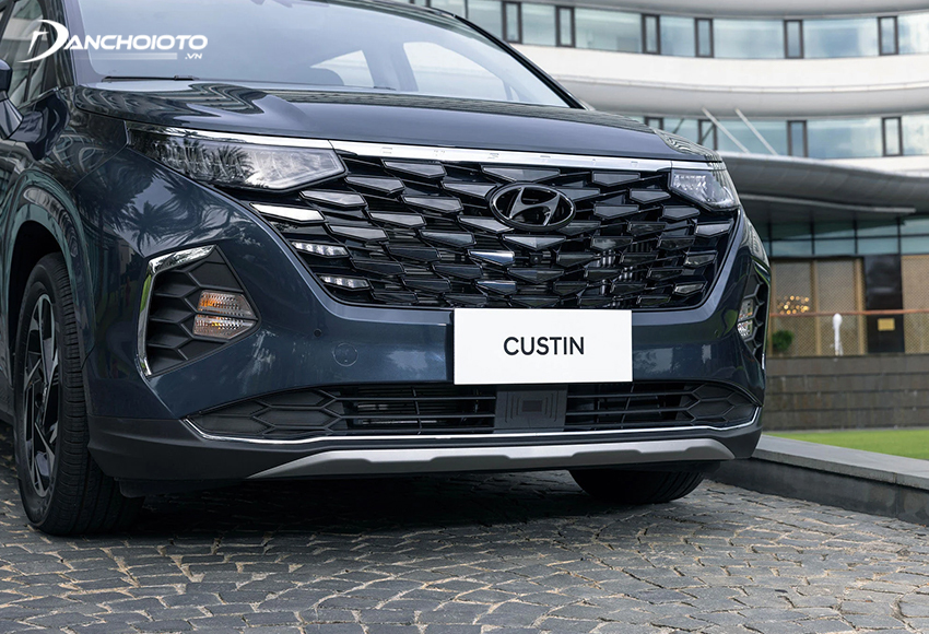 Đầu xe Hyundai Custin 2023 cuốn hút với bộ lưới tản nhiệt hình lục giác kích thước lớn