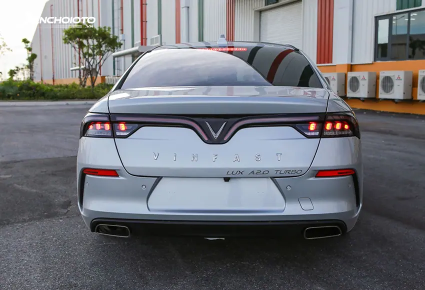 Đuôi xe Vinfast Lux A2.0 gây ấn tượng mạnh với dải đèn hậu LED chạy ngang tạo hình chữ V ôm trọn mặt đuôi