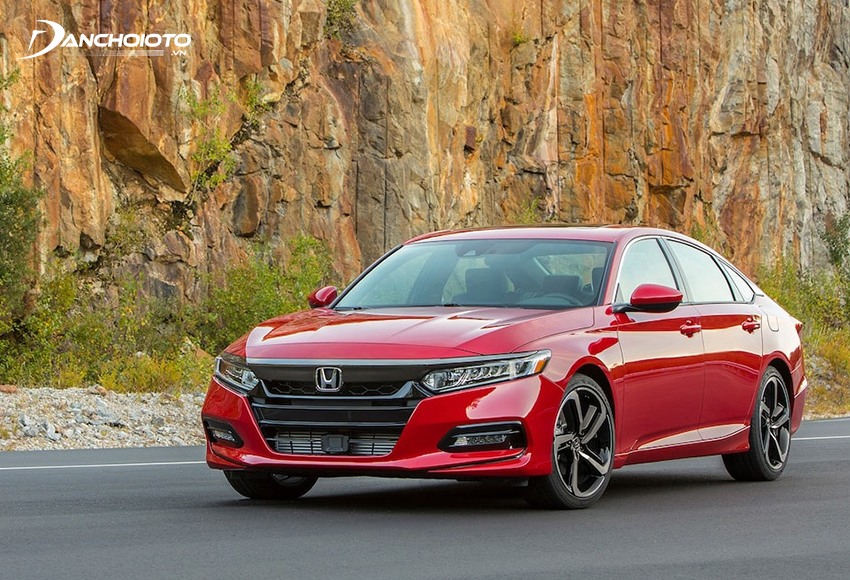 Honda Accord lại được xem như “anh cả lão làng” của phân khúc