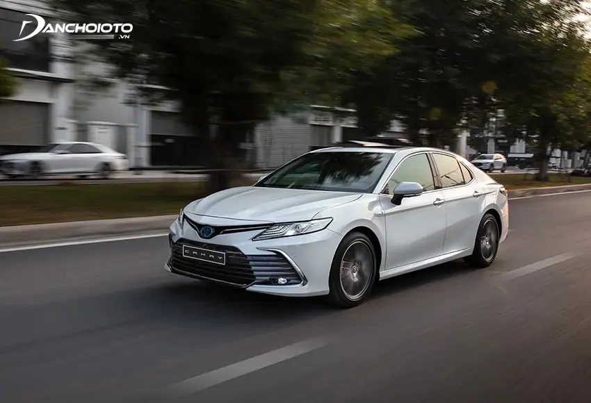 Toyota Camry được mệnh danh là “ông hoàng sedan hạng D Việt Nam”