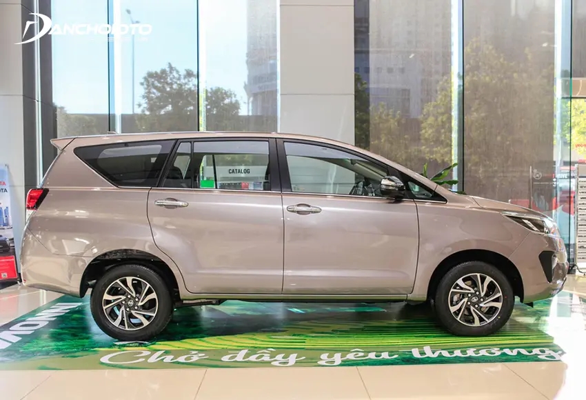 Thân xe Toyota Innova 2021 khá thanh thoát