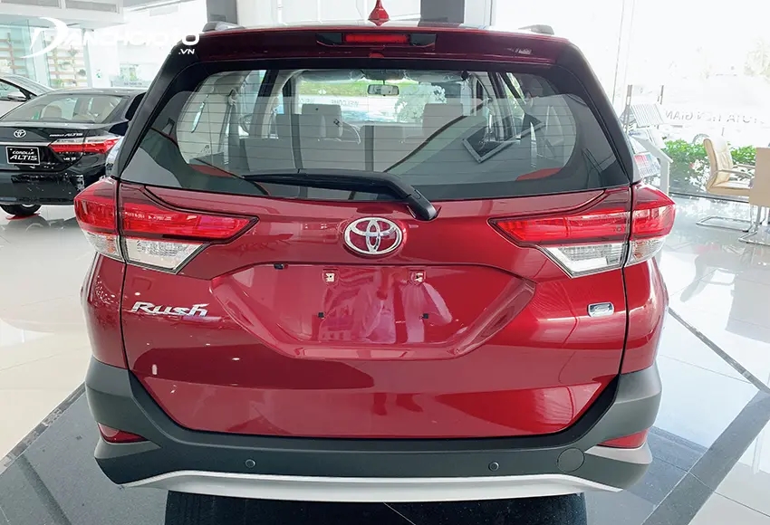 Thiết kế đuôi xe Toyota Rush khá cơ bắp nhưng có cảm giác hơi hẹp