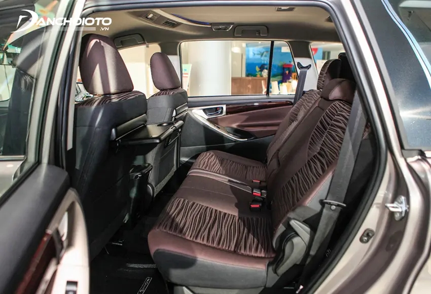 Hàng ghế thứ 2 Toyota Innova 2021 rộng rãi
