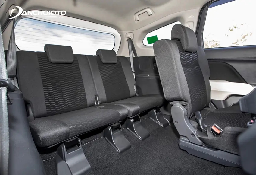 Hàng ghế thứ ba Toyota Rush có trần và khoảng để chân đủ dùng với người ngồi cao 1,75m đổ lại