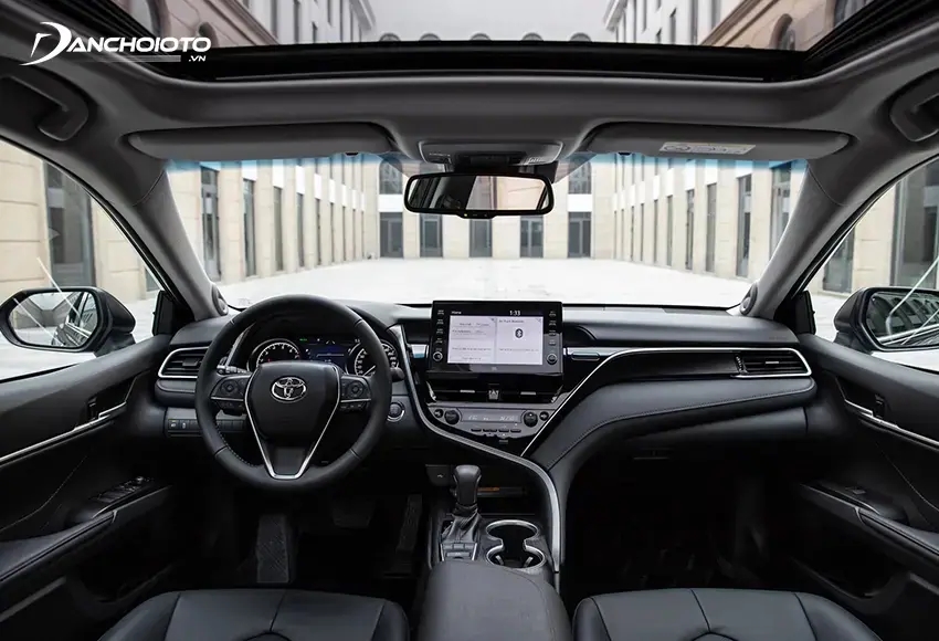Toyota Camry sở hữu không gian nội thất sang trọng chẳng thua kém “đàn anh” hạng sang Lexus ES