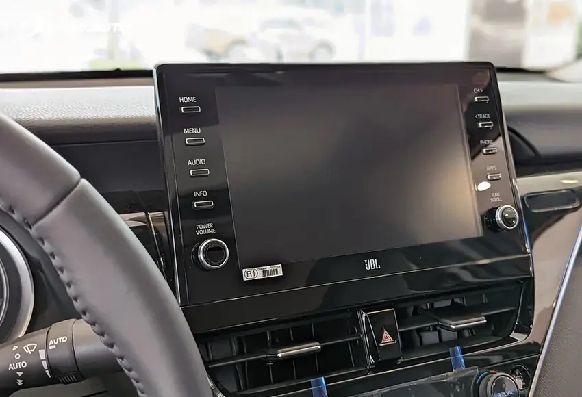 Toyota Camry được trang bị màn hình trung tâm kiểu nổi 9 inch cùng 9 loa JBL cho âm thanh sống động