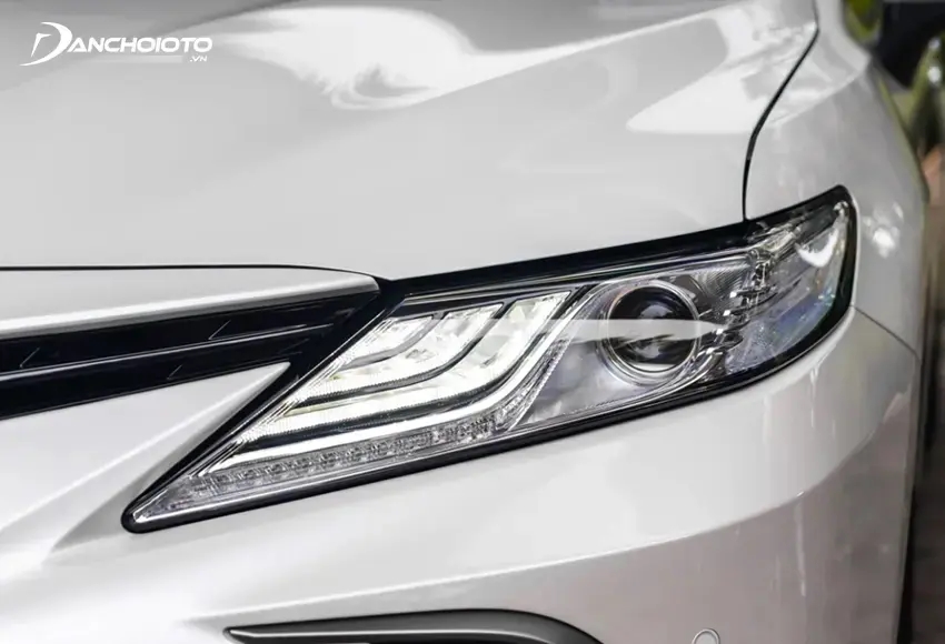 Toyota Camry được trang bị hệ thống chiếu sáng tự động cường độ cao Automatic High Beam