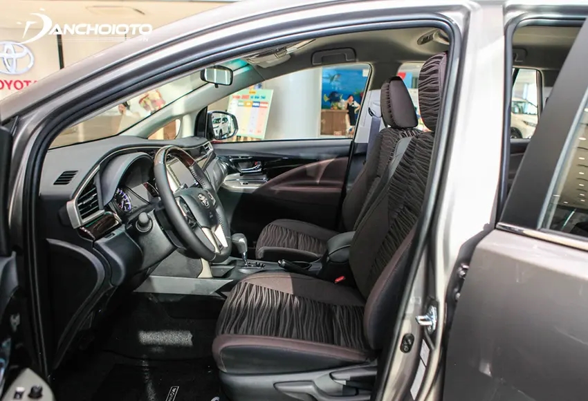 Hàng ghế đầu Toyota Innova 2021 có mặt đệm rộng, tựa lưng ghế độ ôm vừa phải