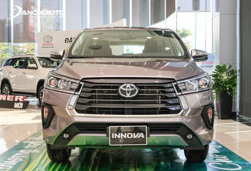 Nhìn từ chính diện, Toyota Innova thu hút với lưới tản nhiệt hình lục giác mở rộng