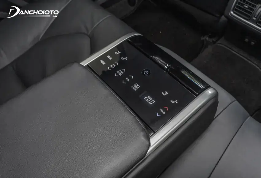 Bệ để tay hàng ghế sau của Toyota Camry còn tích hợp một bảng điều khiển cảm ứng hiện đại