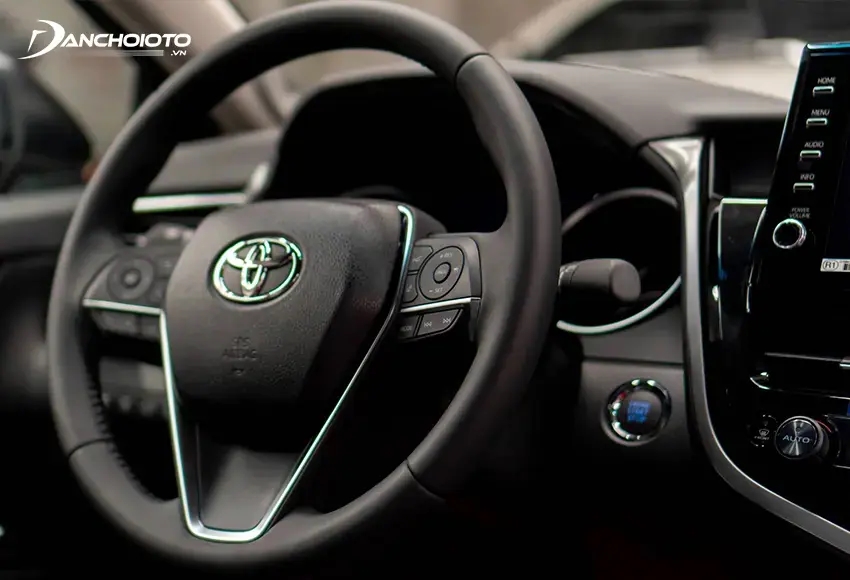 Vô lăng Toyota Camry kiểu 3 chấu mạ bạc, chỉnh điện, nhớ 2 vị trí, tích hợp đầy đủ các phím điều khiển chức năng