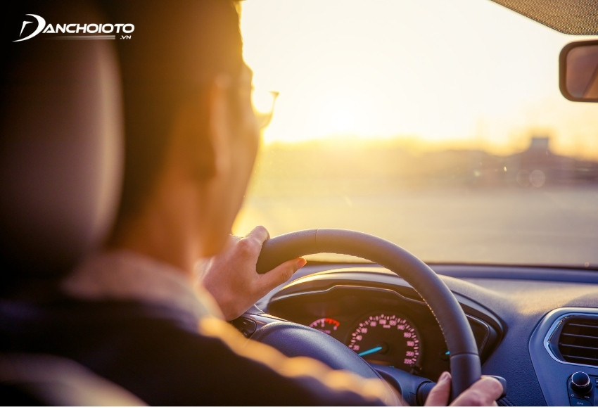 Người lái xe ô tô có thể bị chói mắt nếu di chuyển dưới thời tiết nắng nóng