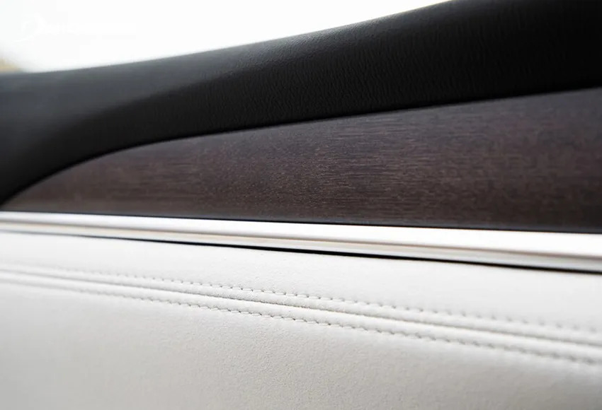 Chất liệu nội thất Mazda 6 sử dụng chủ yếu là nhựa mềm, bọc da và ốp gỗ sen Nhật Bản