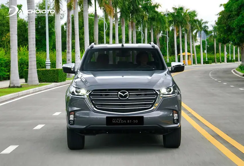 Đầu xe Mazda BT-50 cuốn hút với diện mạo mềm mại nhưng cũng đầy mạnh mẽ và nội lực