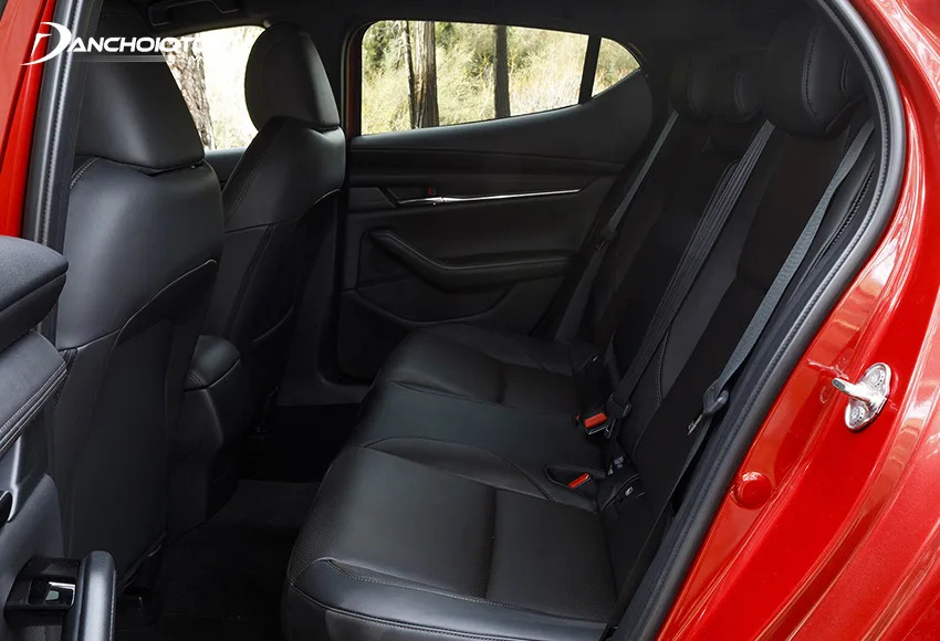Hàng ghế sau Mazda 3 có khoảng duỗi chân, khoảng vai và đầu tương đương các mẫu xe hạng B