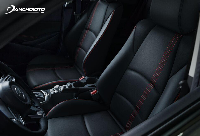 Hệ thống ghế ngồi Mazda 2 được trang bị bọc da pha nỉ ở hai phiên bản cao cấp Luxury và Premium