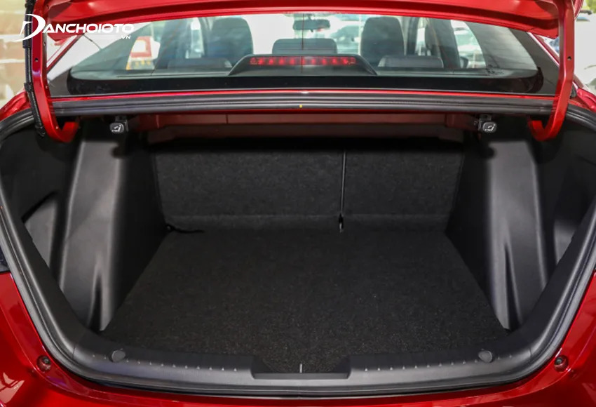 Khoang hành lý Mazda 2 ở mức đủ dùng
