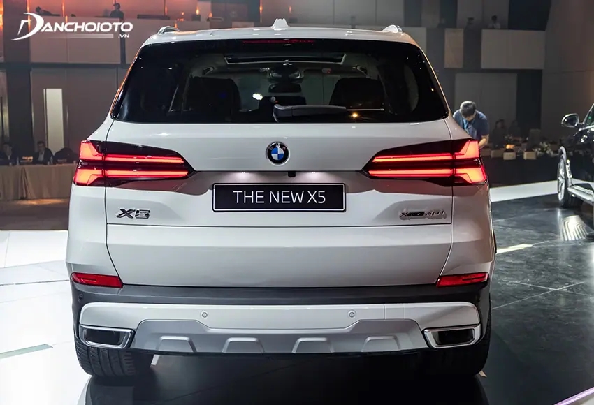 Tổng thể đuôi xe BMW X5 2024 trông khá vuông vức