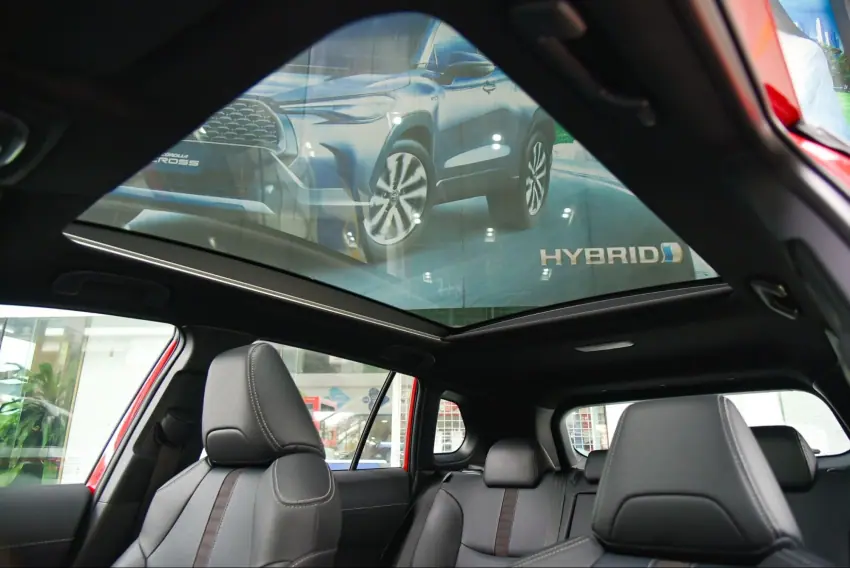 Toyota Corolla Cross có cửa sổ trời toàn cảnh