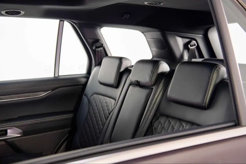 Hàng ghế thứ ba Ford trang bị gập điện ở phiên bản Platinum, Wildtrak và Titanium