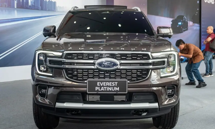 Ford Everest Platinum nổi bật với dòng chữ PLATINUM nằm ngang trên nắp capo