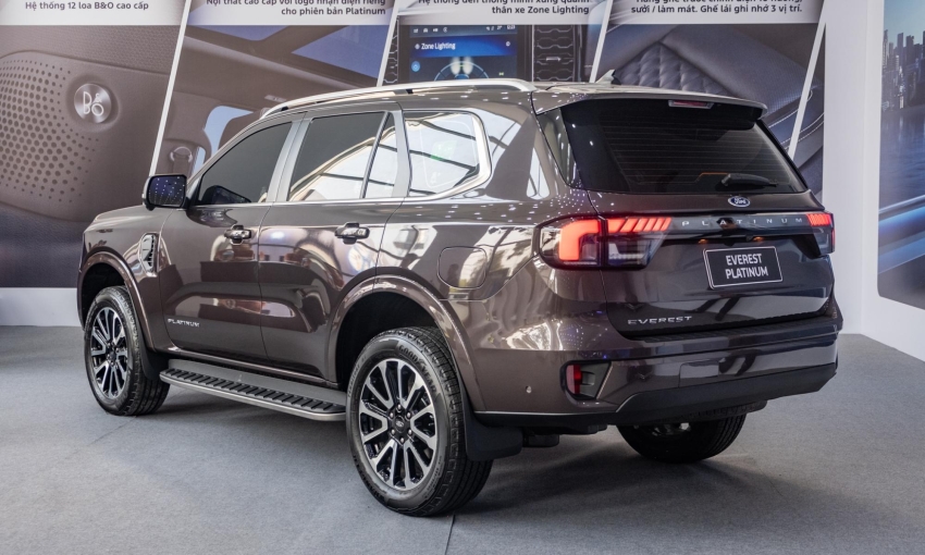 Đuôi xe Ford Everest 2024 thể hiện rõ phong thái nam tính, cao cấp, sang trọng