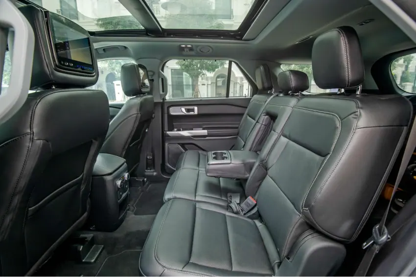 Hàng ghế thứ hai Ford Explorer rộng, vị trí ngồi khá cao cho tầm nhìn thoáng