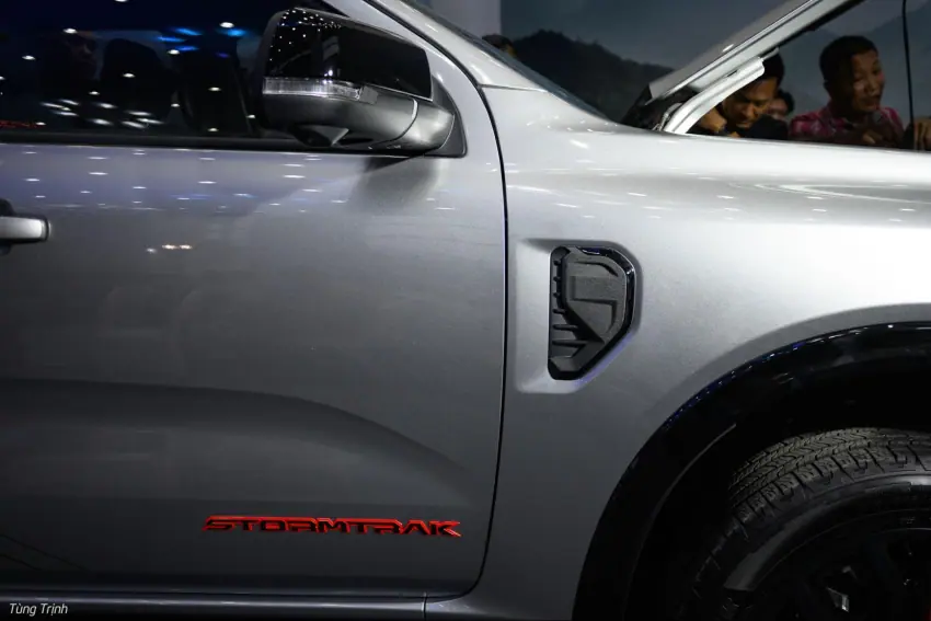 Gương Ford Ranger 2024 đầy đủ tính năng chỉnh điện, gập điện, báo rẽ 