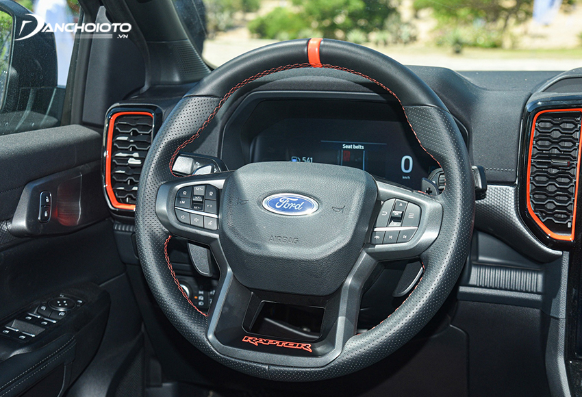 Vô lăng Ford Ranger Raptor dạng 4 chấu cá tính, bọc da