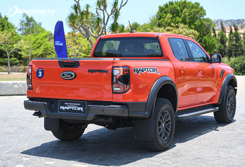 Đuôi xe Ford Ranger Raptor không quá khác biệt so với Wildtrak