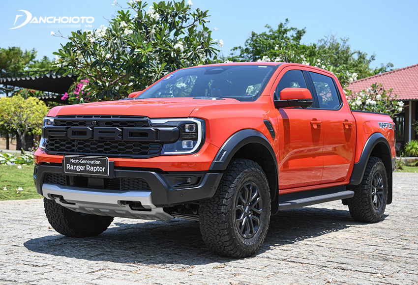 Đầu xe Ford Ranger Raptor khỏe khoắn với thiết kế lưới tản nhiệt mở rộng