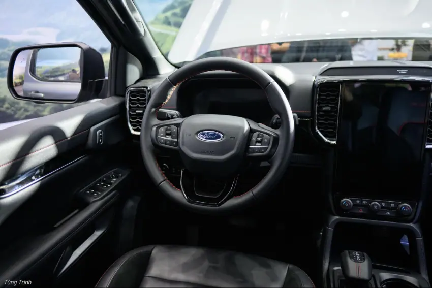 Ford Ranger 2024 thể hiện đẳng cấp bằng một khoang lái “hàm lượng công nghệ” cao