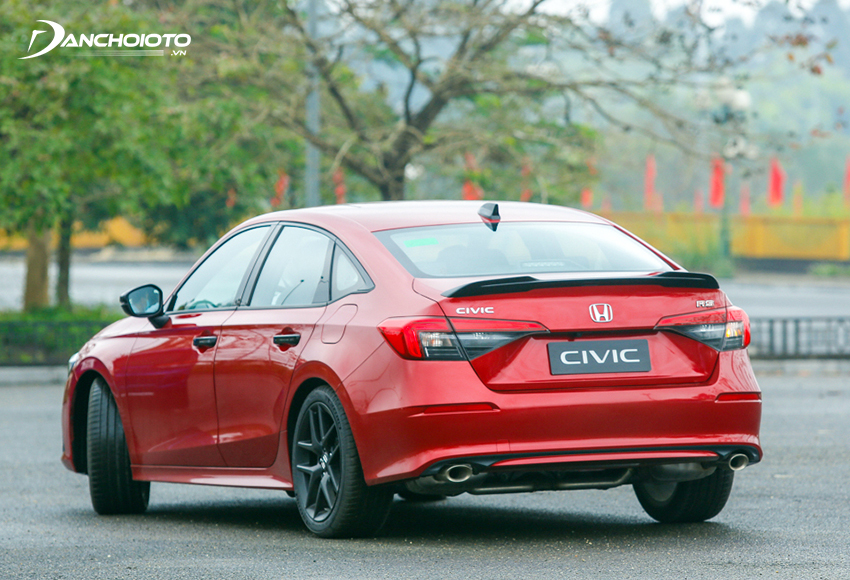 Đuôi xe Honda Civic khá gân guốc nhưng gọn gàng hơn