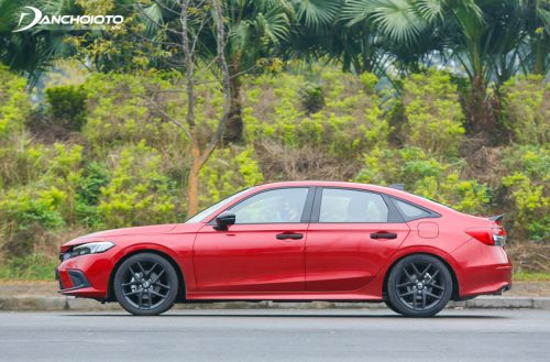 Thân xe Honda Civic cuốn hút với dáng hình thon dài đẹp mắt