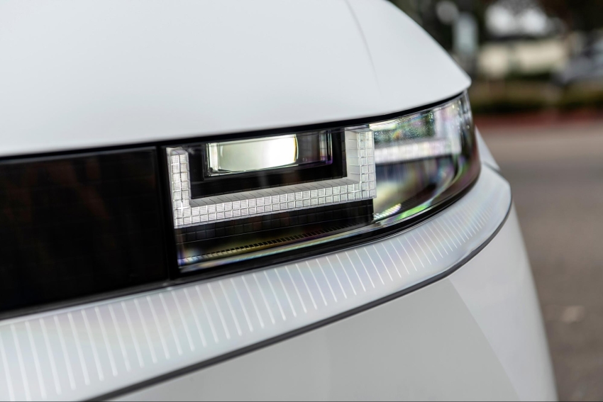 Cụm đèn trước Hyundai Ioniq 5 theo lối điểm ảnh Parametric Pixels