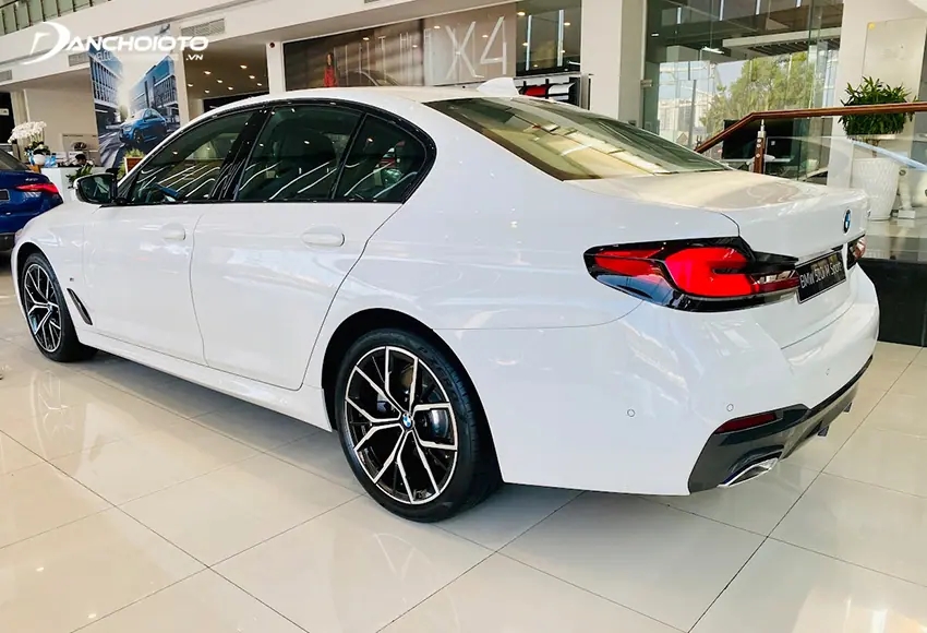 Trụ C BMW 520i và 530i có đường gấp Hofmeister kink