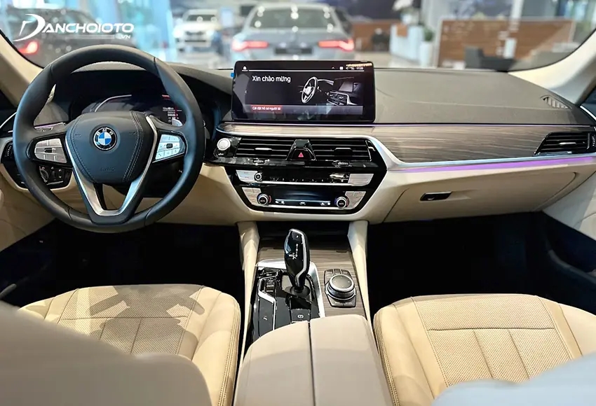 Thiết kế taplo BMW 530i cao cấp hơn với da Sensatec, ốp gỗ Fineline