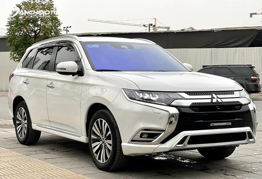 Mitsubishi Outlander mang đến ngoại hình mạnh mẽ, cao lớn