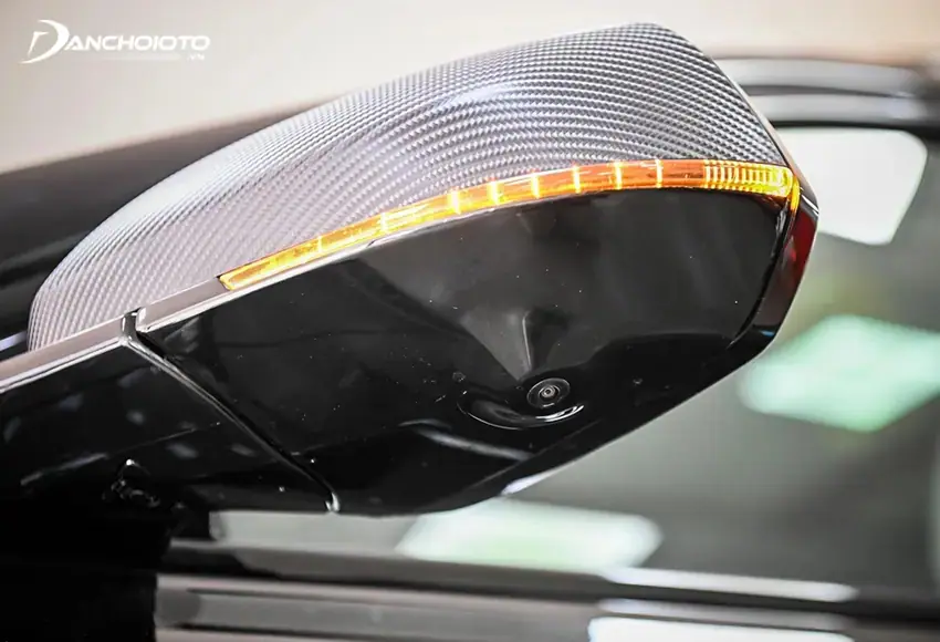 Gương chiếu hậu MG RX5 ốp vân carbon tạo sự khác biệt