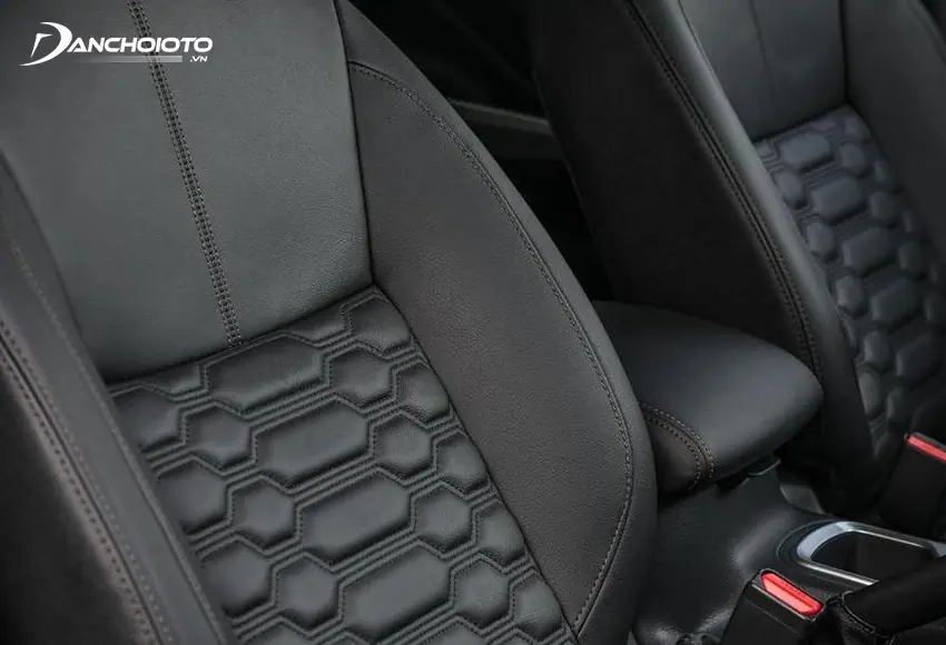 Ghế trước Nissan Navara được áp dụng thiết kế Zero Gravity hiện đại, ghế lái chỉnh điện 8 hướng