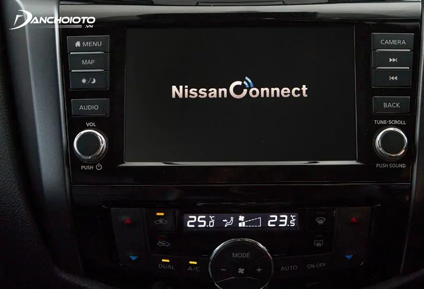 Nissan Navara vẫn dùng màn hình trung tâm 8 inch kiểu đặt chìm trong taplo