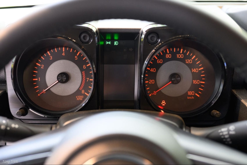 Bảng đồng hồ Analog trên Suzuki Jimny có giao điện 2 hình tròn